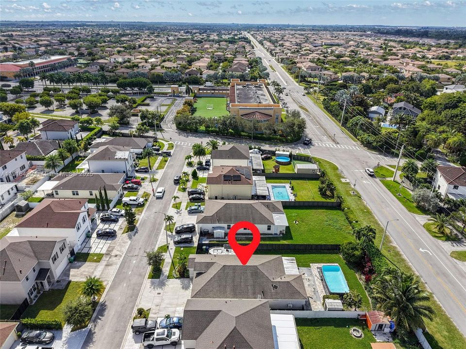 合同活跃: $650,000 (4 贝兹, 2 浴室, 1800 平方英尺)