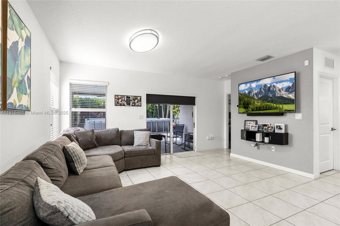 合同活跃: $650,000 (4 贝兹, 2 浴室, 1800 平方英尺)