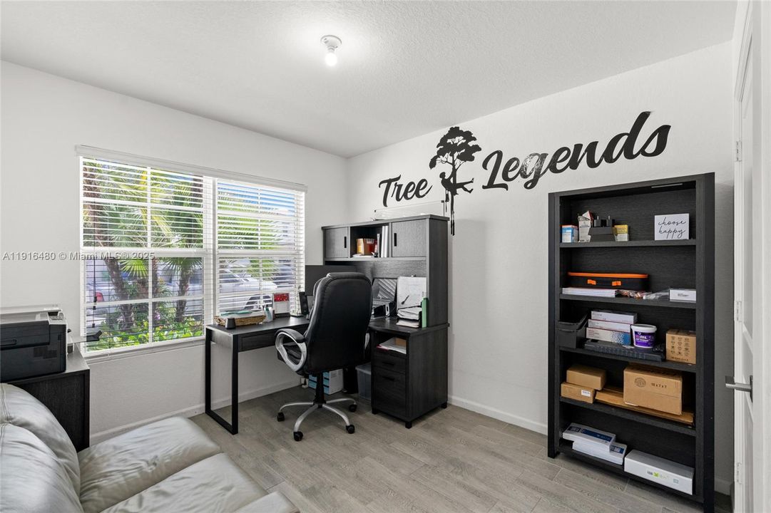 合同活跃: $650,000 (4 贝兹, 2 浴室, 1800 平方英尺)