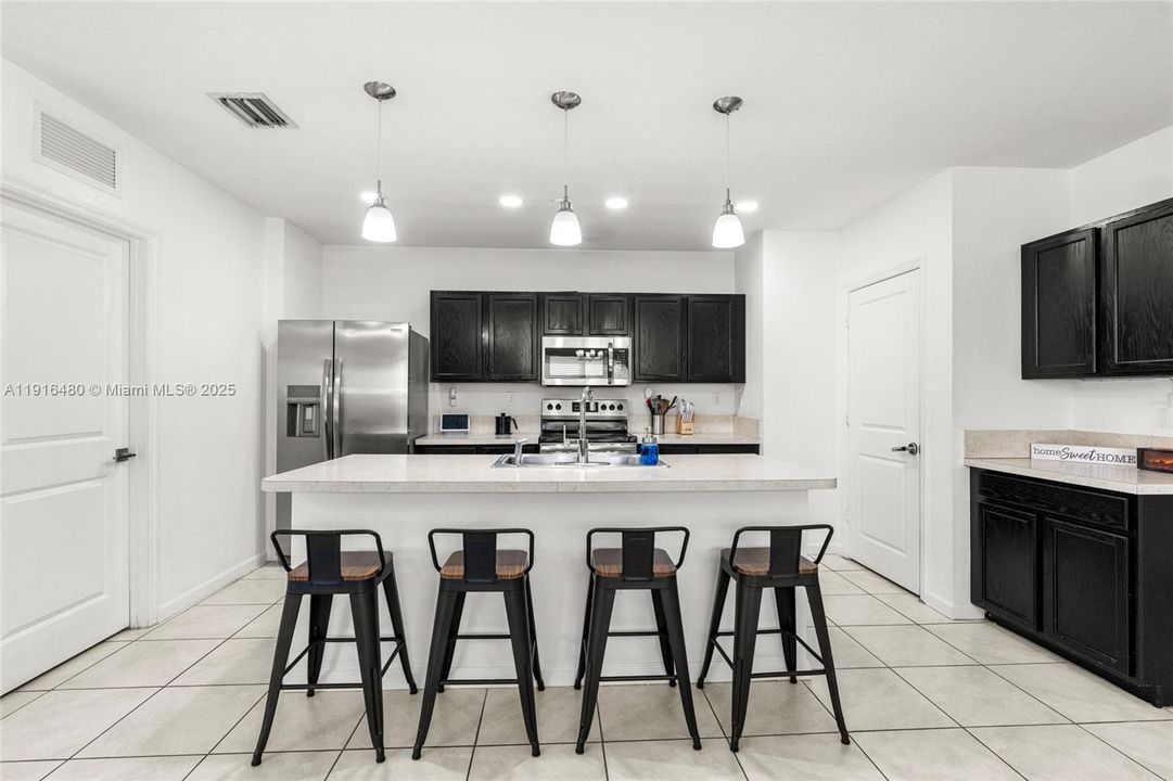 合同活跃: $650,000 (4 贝兹, 2 浴室, 1800 平方英尺)