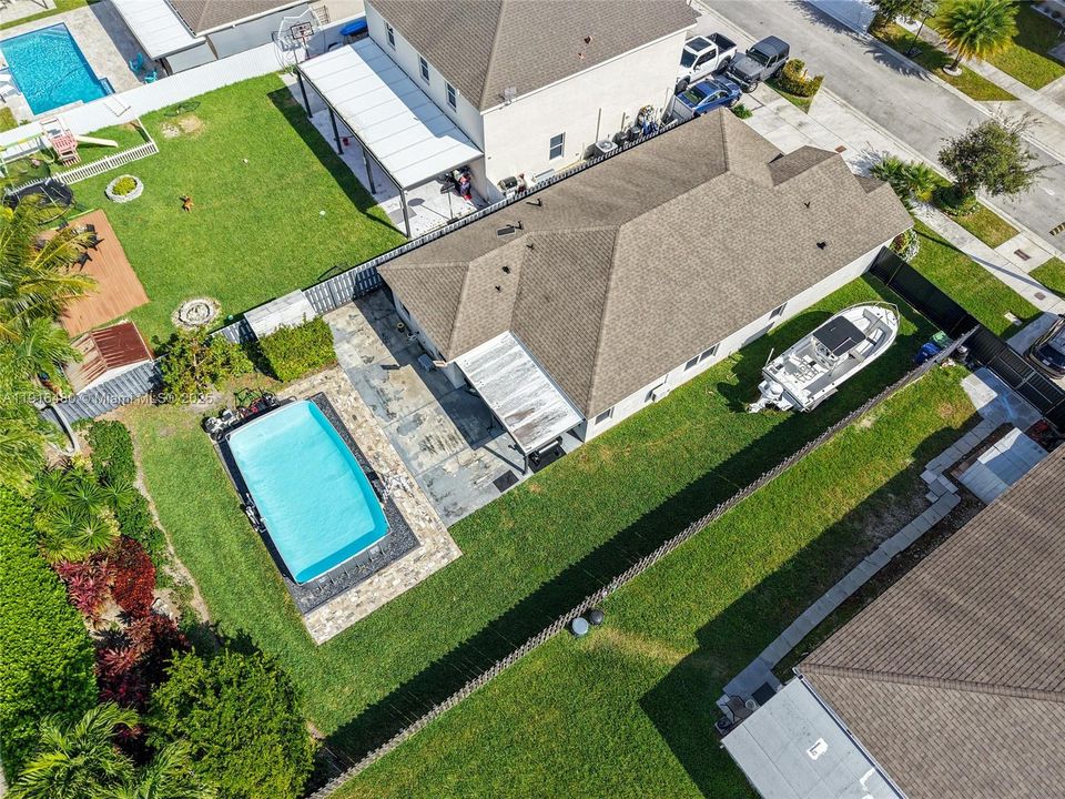 合同活跃: $650,000 (4 贝兹, 2 浴室, 1800 平方英尺)