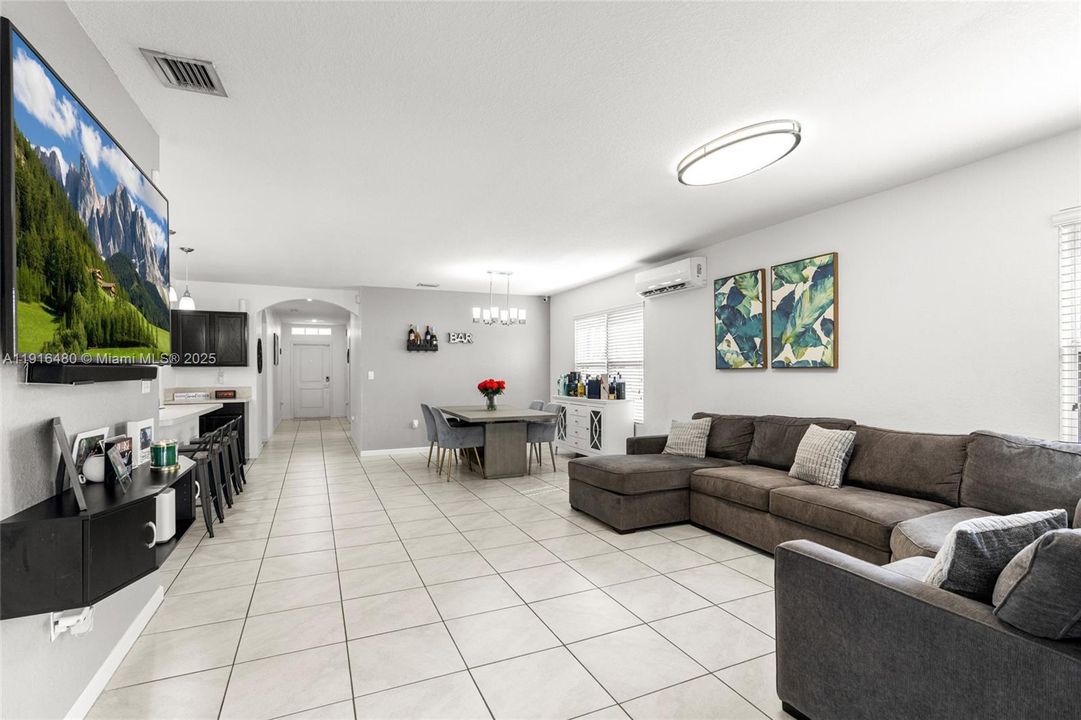 合同活跃: $650,000 (4 贝兹, 2 浴室, 1800 平方英尺)