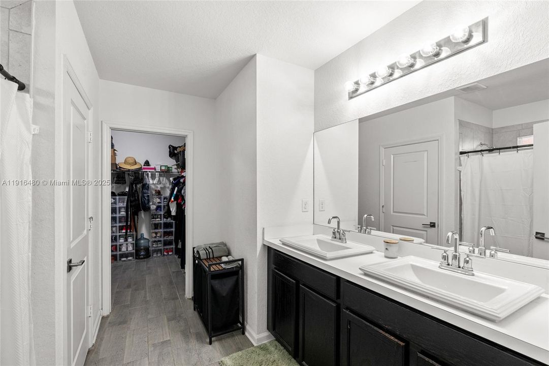 合同活跃: $650,000 (4 贝兹, 2 浴室, 1800 平方英尺)