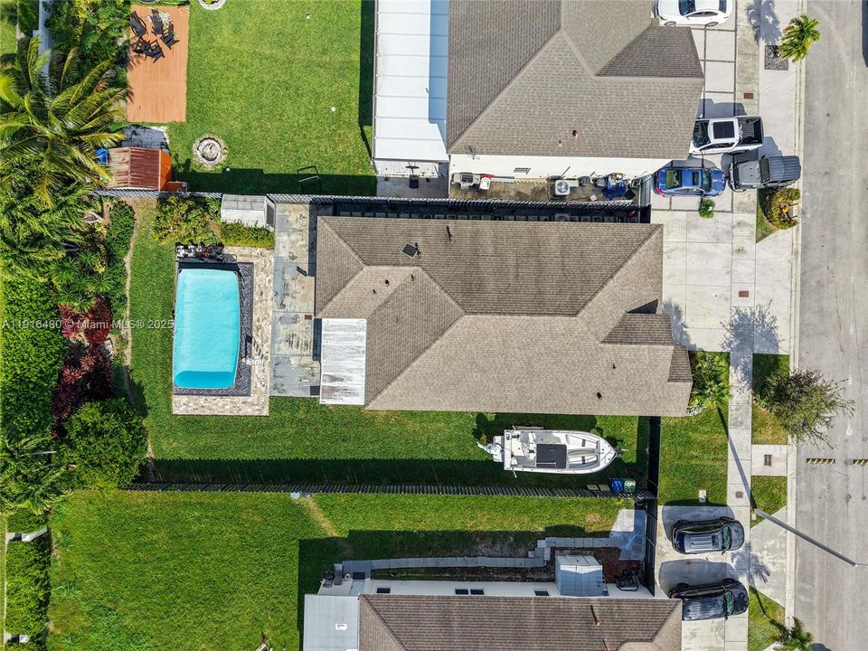 合同活跃: $650,000 (4 贝兹, 2 浴室, 1800 平方英尺)