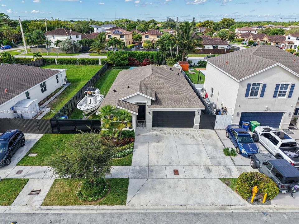 合同活跃: $650,000 (4 贝兹, 2 浴室, 1800 平方英尺)