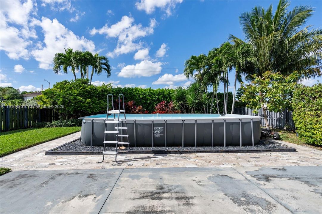 合同活跃: $650,000 (4 贝兹, 2 浴室, 1800 平方英尺)