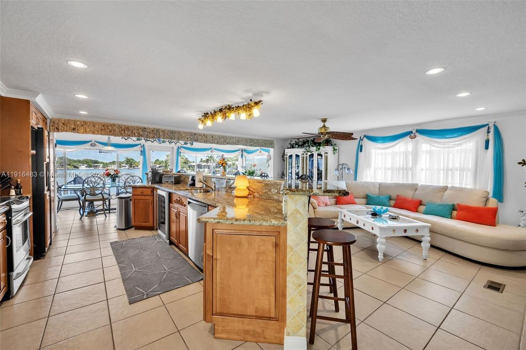 For Sale: $425,000 (2 beds, 2 baths, 1320 Square Feet)