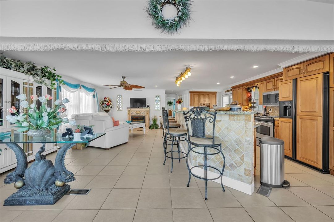 For Sale: $425,000 (2 beds, 2 baths, 1320 Square Feet)