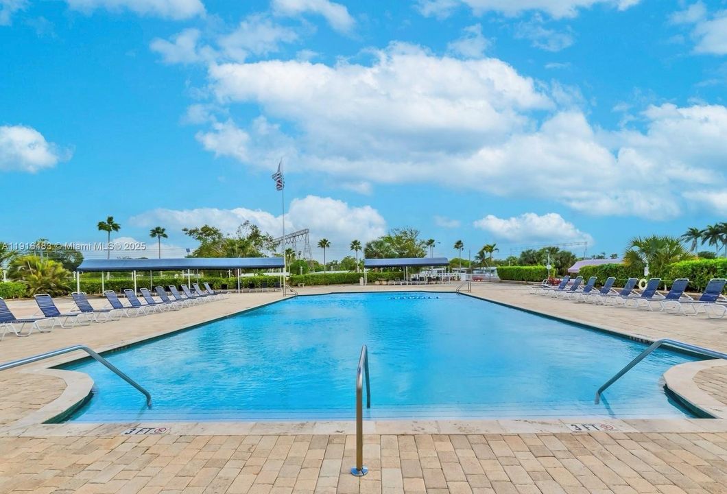 For Sale: $425,000 (2 beds, 2 baths, 1320 Square Feet)