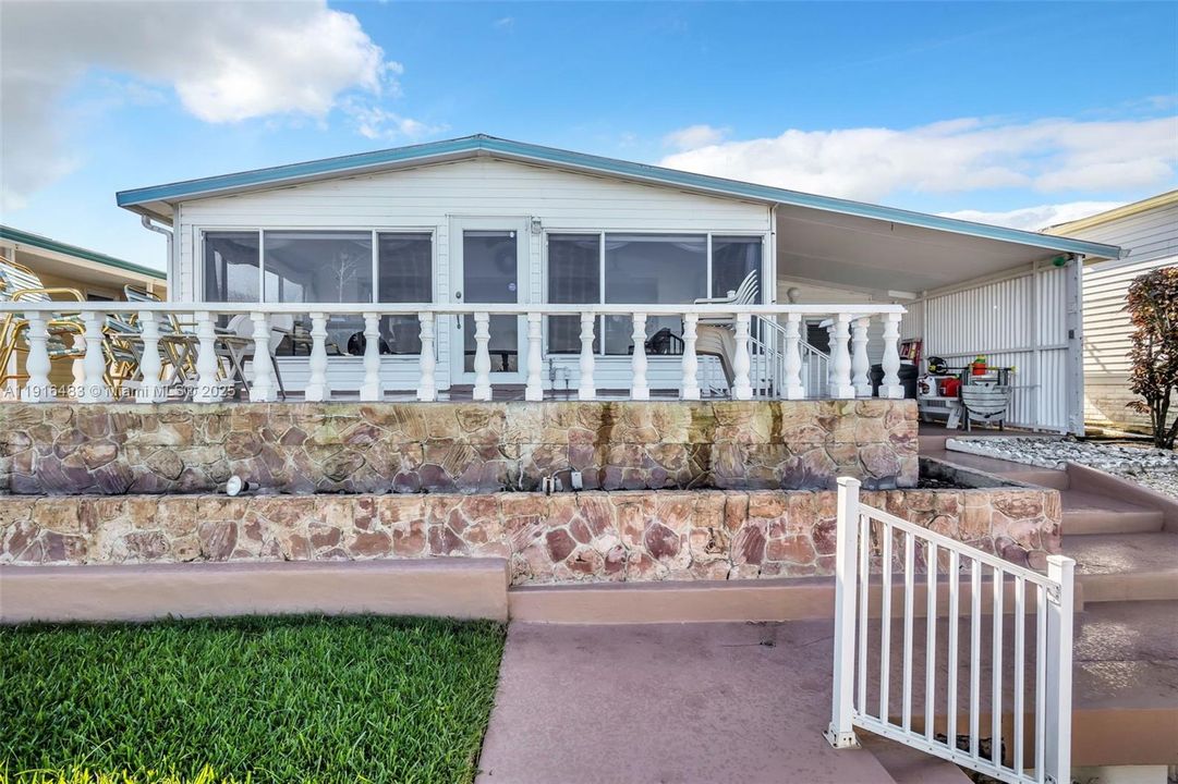 For Sale: $425,000 (2 beds, 2 baths, 1320 Square Feet)