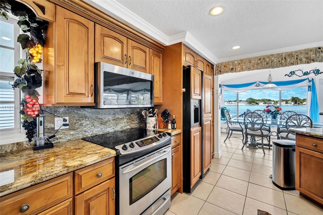 For Sale: $425,000 (2 beds, 2 baths, 1320 Square Feet)