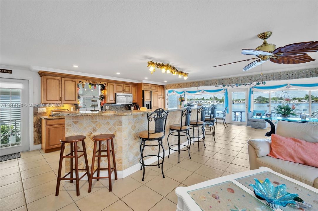 For Sale: $425,000 (2 beds, 2 baths, 1320 Square Feet)