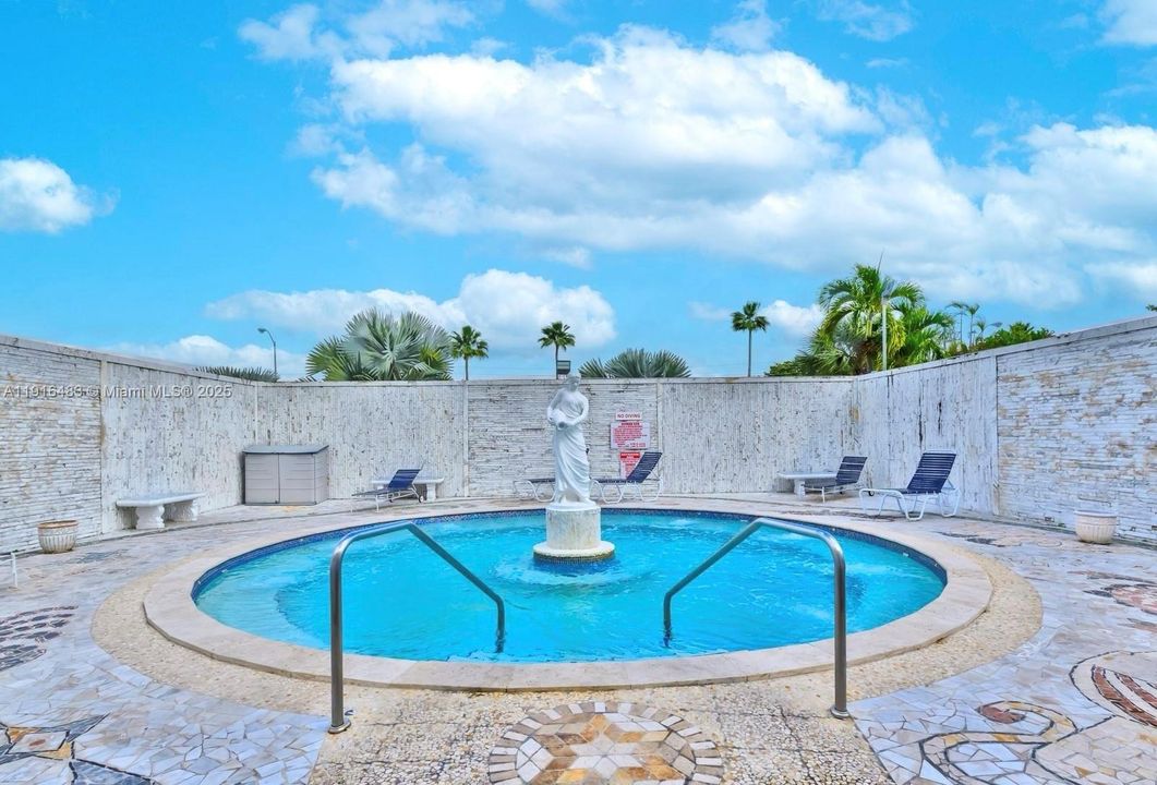 For Sale: $425,000 (2 beds, 2 baths, 1320 Square Feet)