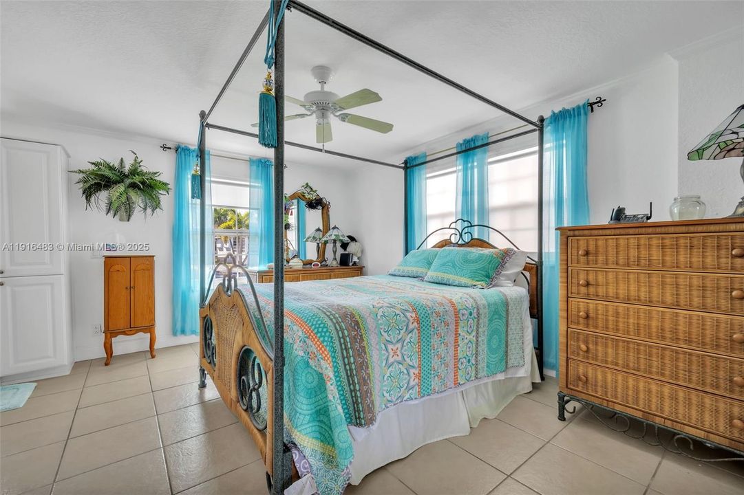 For Sale: $425,000 (2 beds, 2 baths, 1320 Square Feet)