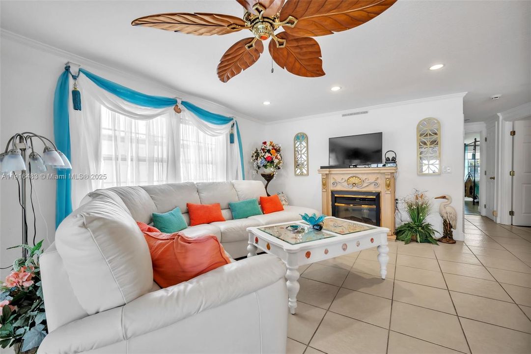 For Sale: $425,000 (2 beds, 2 baths, 1320 Square Feet)