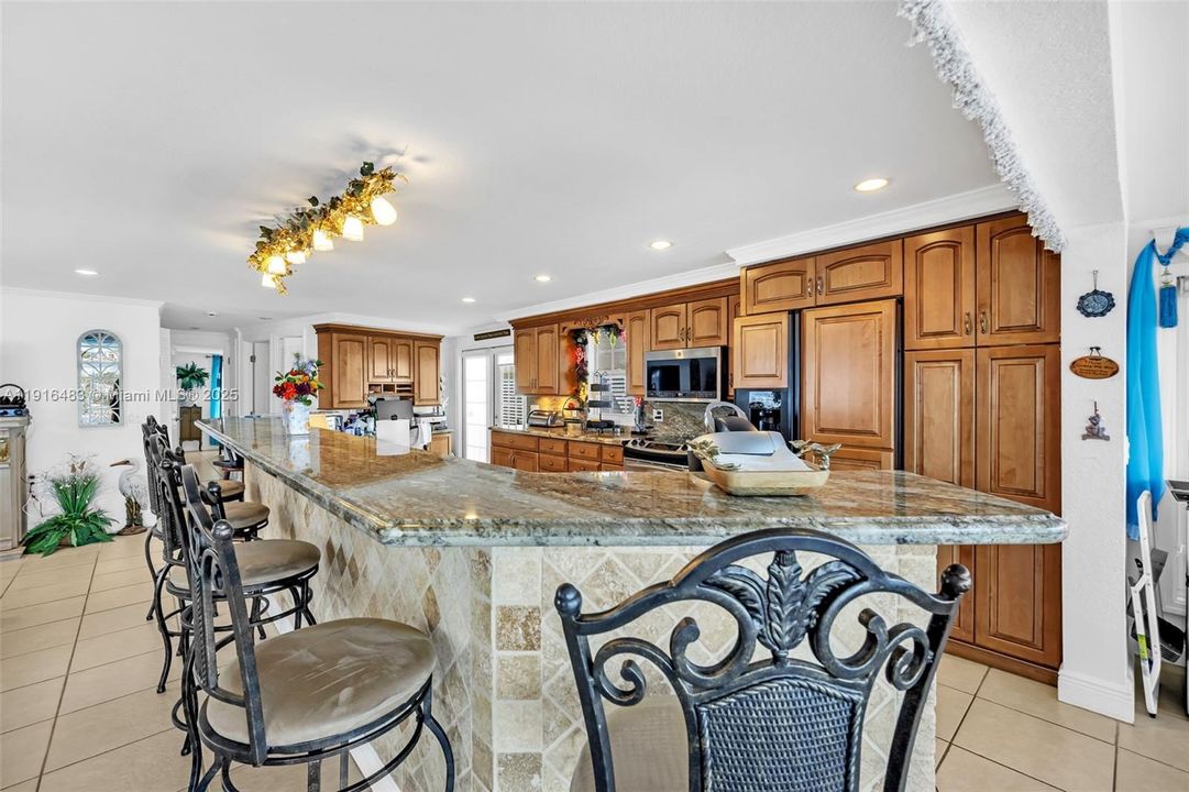 For Sale: $425,000 (2 beds, 2 baths, 1320 Square Feet)