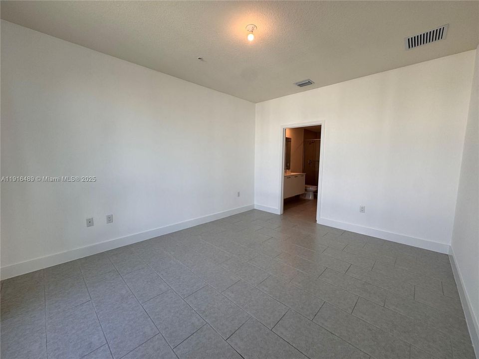 Recently Rented: $3,300 (3 beds, 2 baths, 1334 Square Feet)