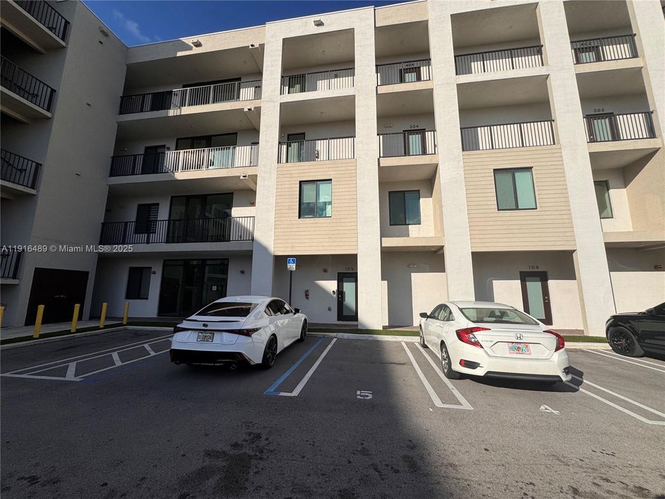 Recently Rented: $3,300 (3 beds, 2 baths, 1334 Square Feet)