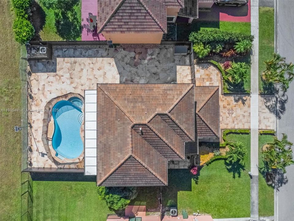 Activo con contrato: $850,000 (4 camas, 2 baños, 2276 Pies cuadrados)