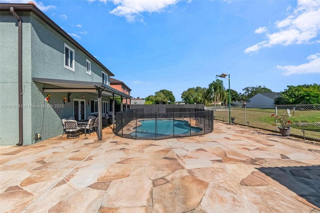 Activo con contrato: $850,000 (4 camas, 2 baños, 2276 Pies cuadrados)