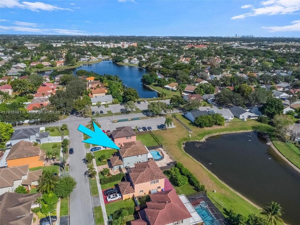 Activo con contrato: $850,000 (4 camas, 2 baños, 2276 Pies cuadrados)