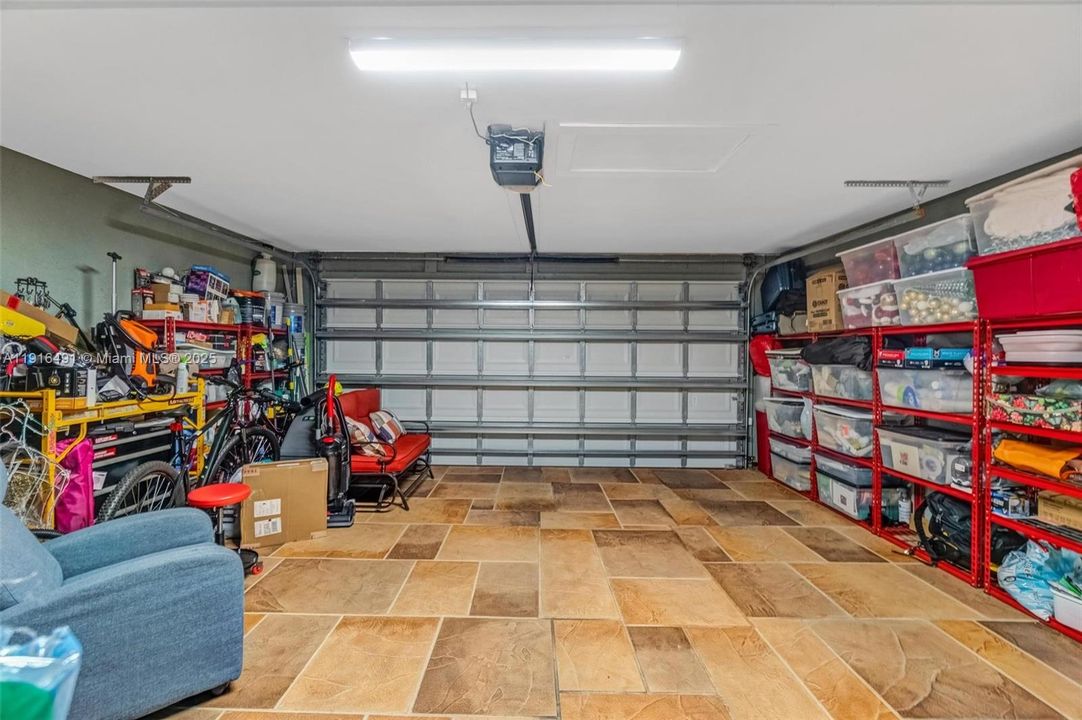 Activo con contrato: $850,000 (4 camas, 2 baños, 2276 Pies cuadrados)