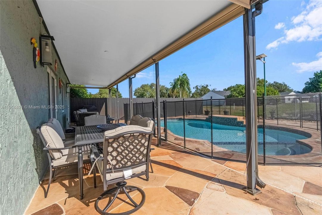 Activo con contrato: $850,000 (4 camas, 2 baños, 2276 Pies cuadrados)