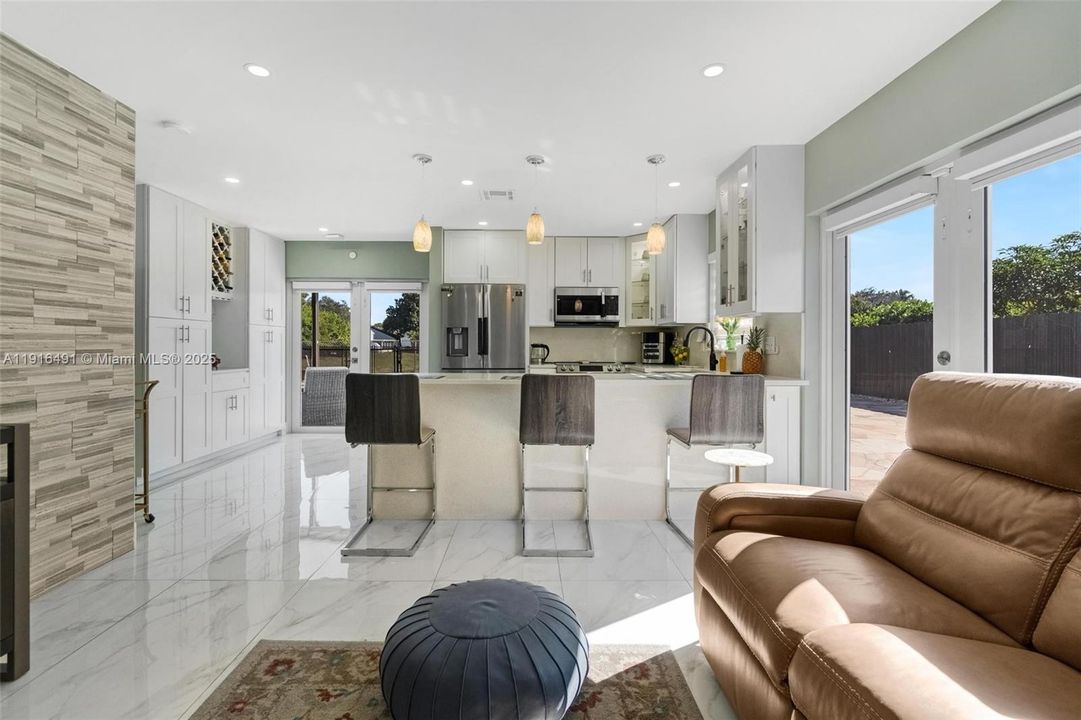 Activo con contrato: $850,000 (4 camas, 2 baños, 2276 Pies cuadrados)