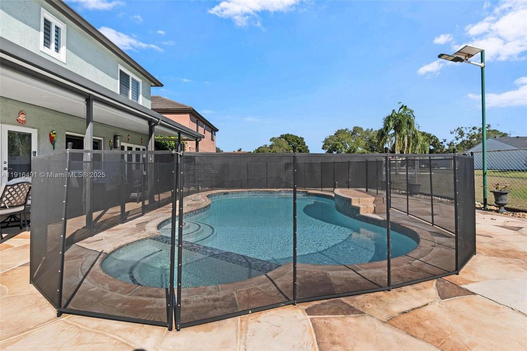 Activo con contrato: $850,000 (4 camas, 2 baños, 2276 Pies cuadrados)