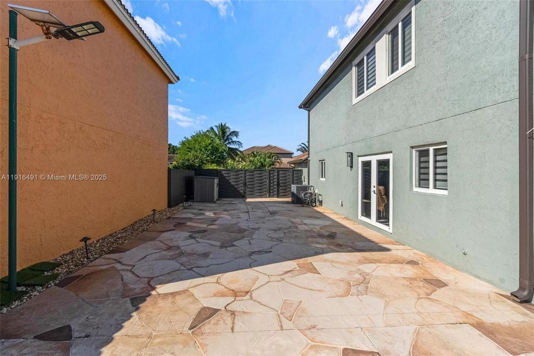 Activo con contrato: $850,000 (4 camas, 2 baños, 2276 Pies cuadrados)