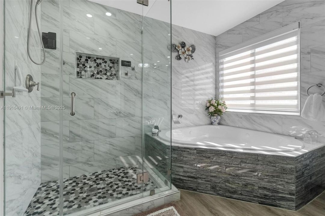 Activo con contrato: $850,000 (4 camas, 2 baños, 2276 Pies cuadrados)