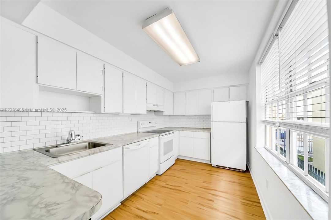 For Sale: $250,000 (1 beds, 1 baths, 540 Square Feet)