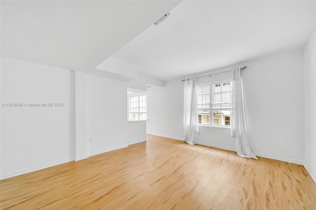 For Sale: $250,000 (1 beds, 1 baths, 540 Square Feet)
