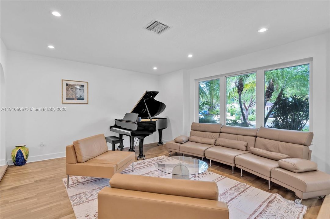 For Sale: $2,599,000 (5 beds, 4 baths, 3422 Square Feet)