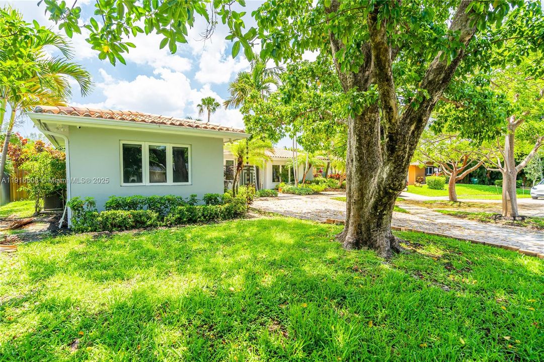 For Sale: $2,599,000 (5 beds, 4 baths, 3422 Square Feet)