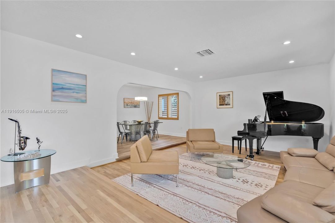 For Sale: $2,599,000 (5 beds, 4 baths, 3422 Square Feet)