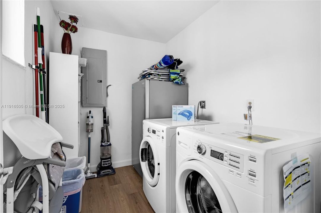 For Sale: $2,599,000 (5 beds, 4 baths, 3422 Square Feet)