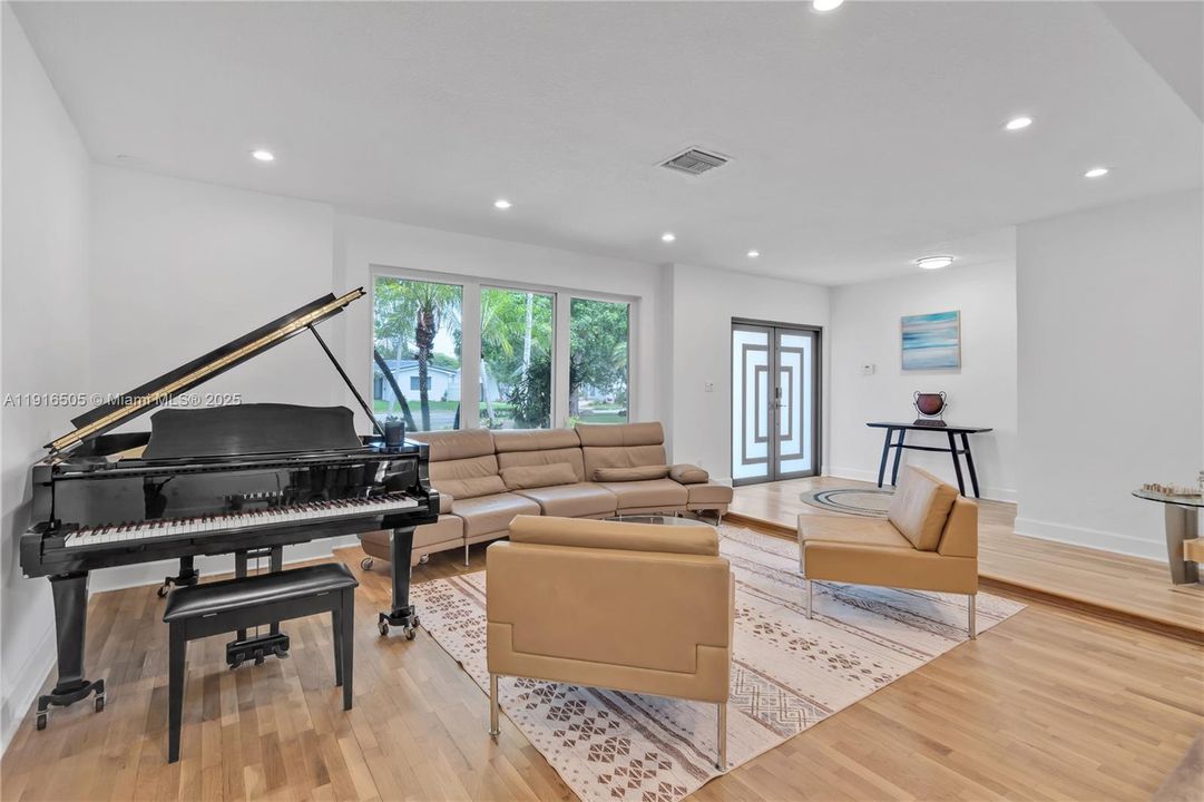 For Sale: $2,599,000 (5 beds, 4 baths, 3422 Square Feet)