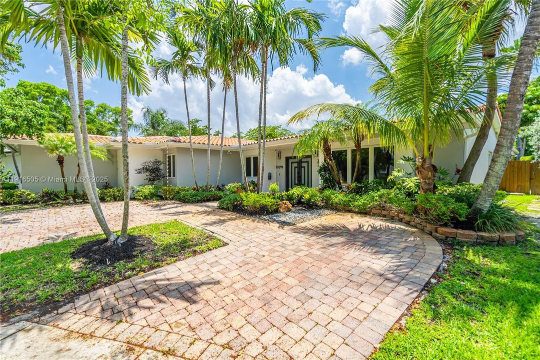 For Sale: $2,599,000 (5 beds, 4 baths, 3422 Square Feet)