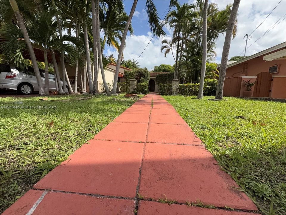 合同活跃: $1,300,000 (3 贝兹, 2 浴室, 1467 平方英尺)