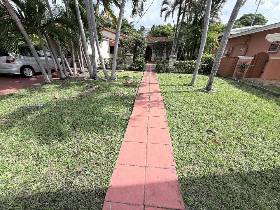 合同活跃: $1,300,000 (3 贝兹, 2 浴室, 1467 平方英尺)