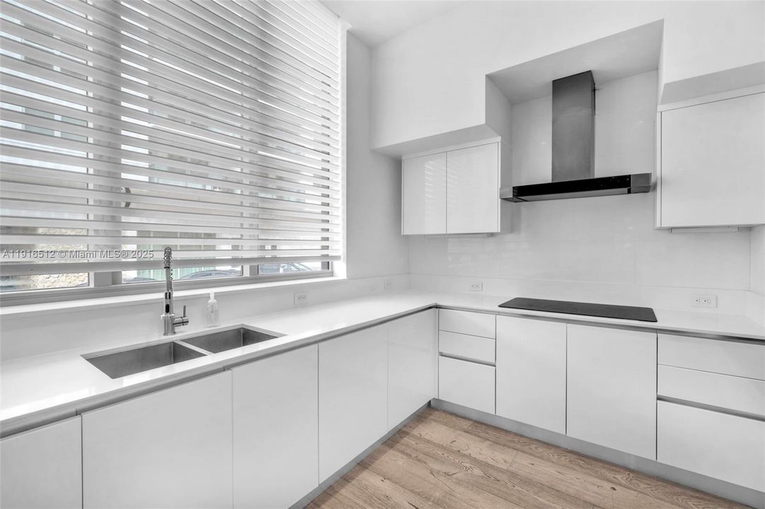 В аренду: $24,500 (4 спален, 5 ванн, 3606 Квадратных фут)