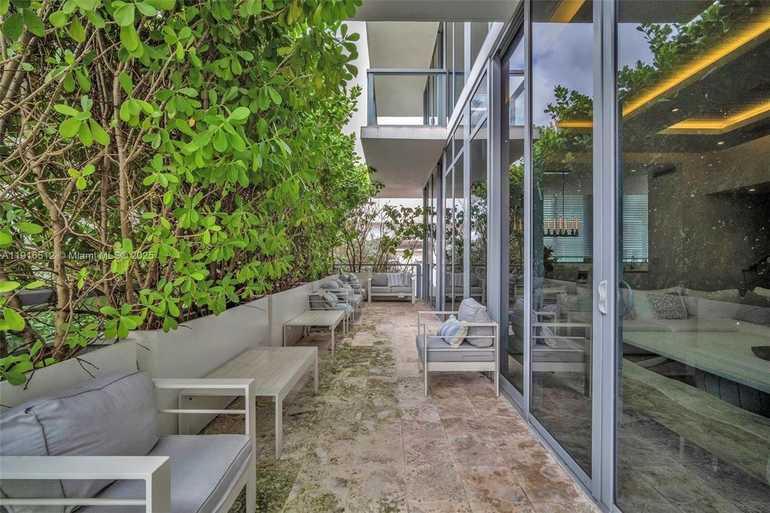 В аренду: $24,500 (4 спален, 5 ванн, 3606 Квадратных фут)