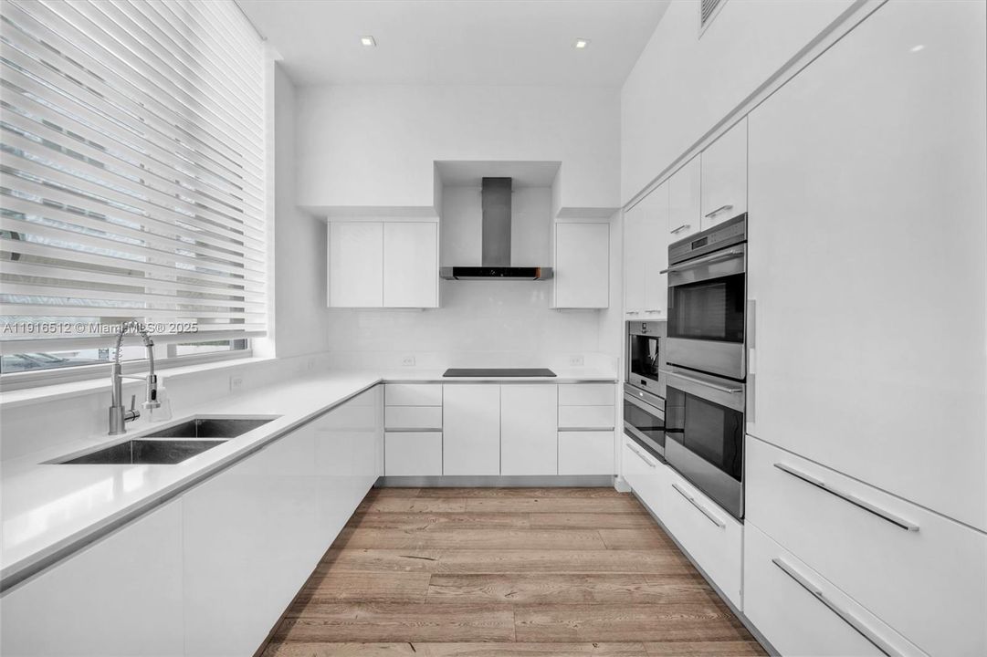 В аренду: $24,500 (4 спален, 5 ванн, 3606 Квадратных фут)