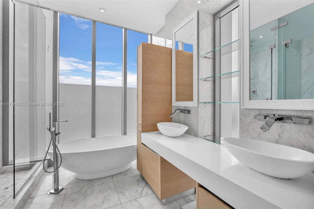 В аренду: $24,500 (4 спален, 5 ванн, 3606 Квадратных фут)