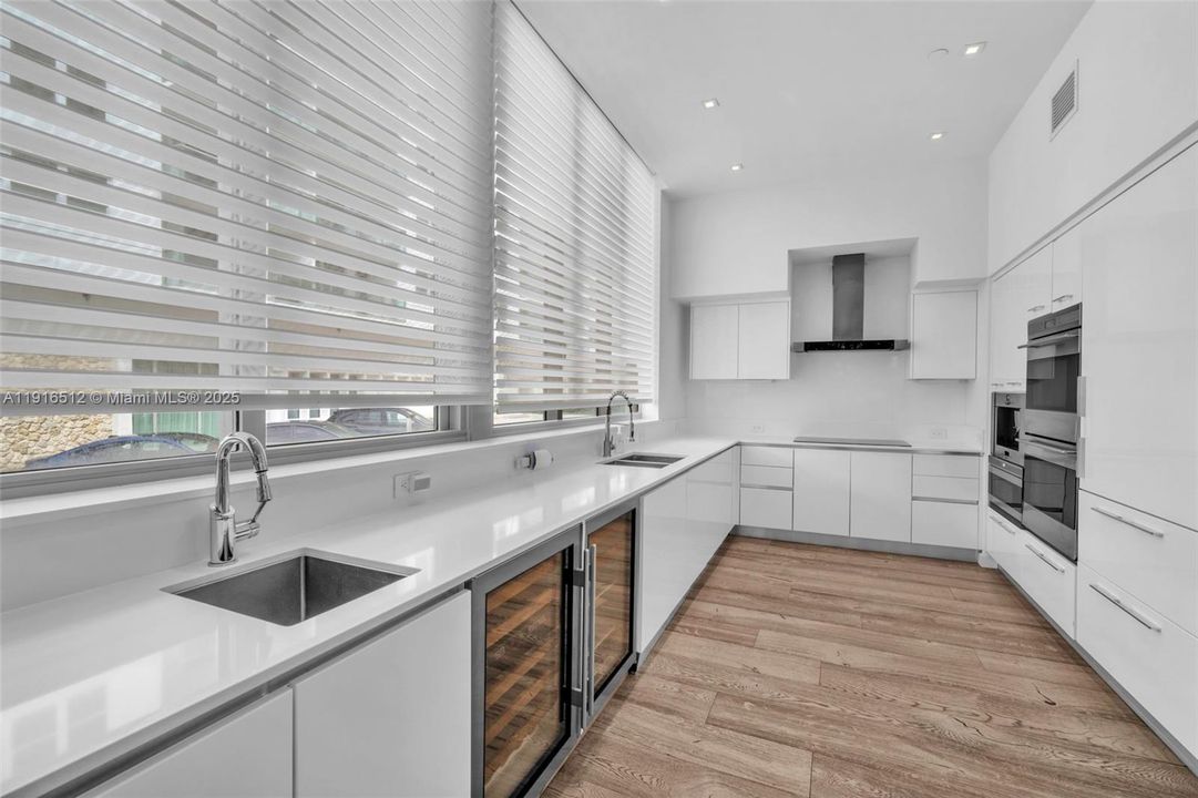 В аренду: $24,500 (4 спален, 5 ванн, 3606 Квадратных фут)