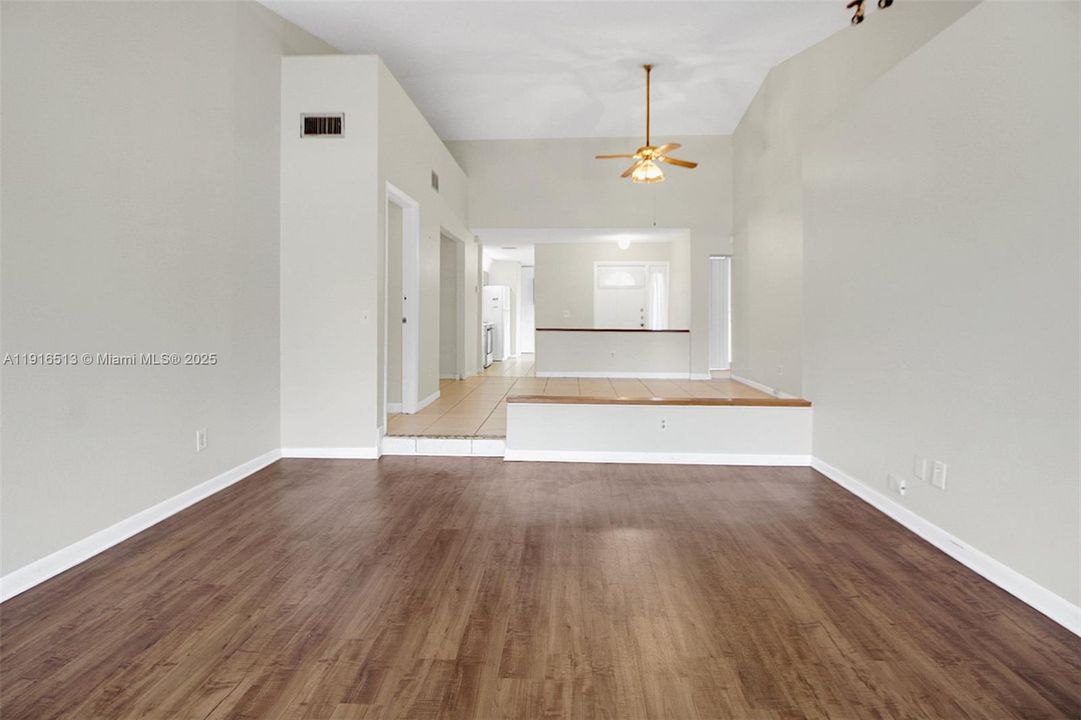 Под контрактом: $418,000 (2 спален, 2 ванн, 1302 Квадратных фут)