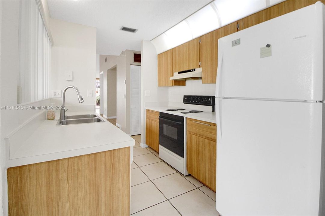 Под контрактом: $418,000 (2 спален, 2 ванн, 1302 Квадратных фут)