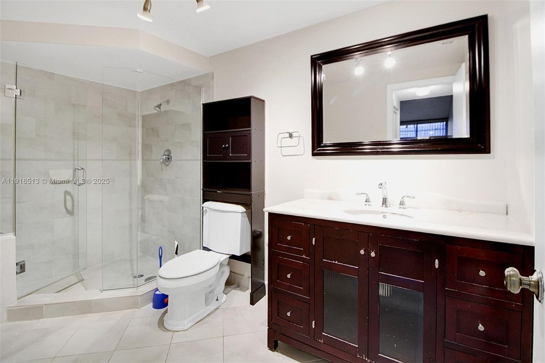 Под контрактом: $418,000 (2 спален, 2 ванн, 1302 Квадратных фут)