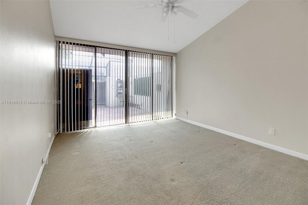 Под контрактом: $418,000 (2 спален, 2 ванн, 1302 Квадратных фут)